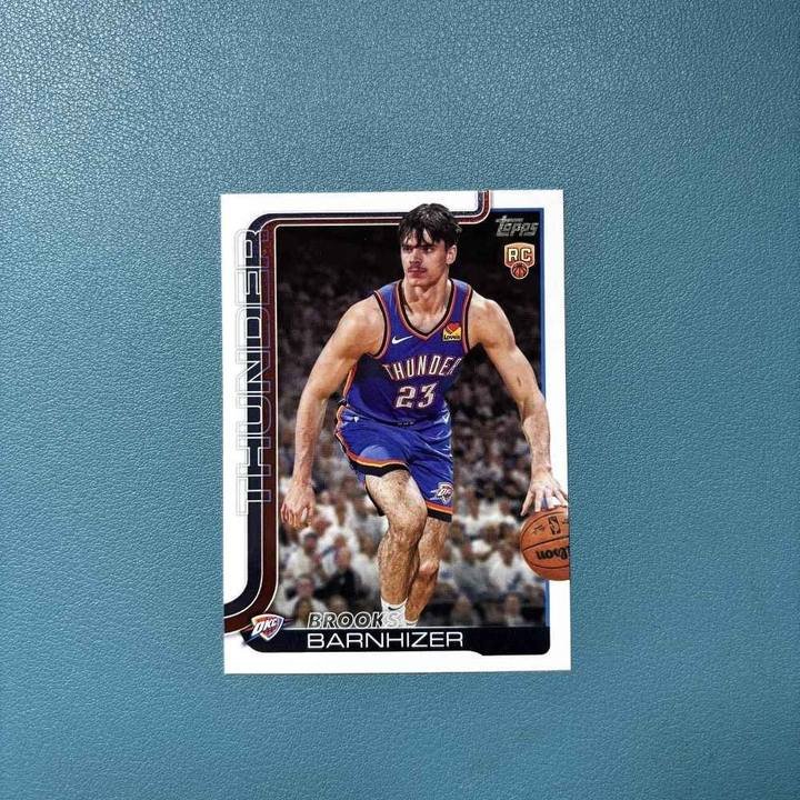 Brooks Barnhizer (Oklahoma City Thunder) – Topps Flagship #245 Rookie Card (RC) — carta NBA coleccionable | NBA Cards RD