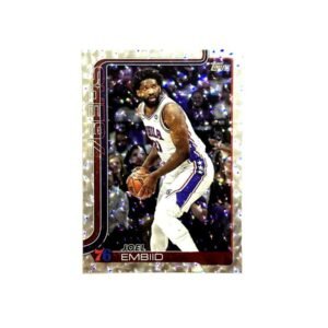 Joel Embiid (Philadelphia 76ers) – Topps Flagship 2025-26 #22 (Parallela Foil) (frente) | NBA Cards RD