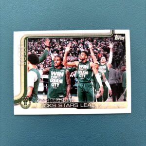 Milwaukee Bucks (Giannis Antetokounmpo) – Fear the Deer – Topps Flagship 2025-26 #281 (Insert) (frente) | NBA Cards RD